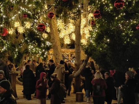 Un gran árbol decorado da cobijo a los visitantes en Sternenmarkt