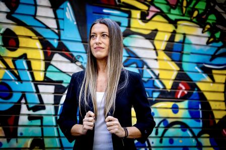 Miriam Nogueras posa para ‘Guyana Guardian’ el viernes pasado en Barcelona, junto a la sede de Junts 