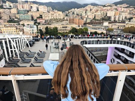 Una adolescente contemplando las vistas de Génova desde el 'MSC World Europa'&nbsp;