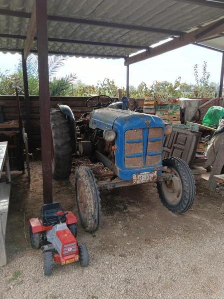 Homenaje a los agricultores del Baix Llobregat, con el tractor de juguete símbolo de una posible renovación generacional.