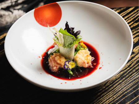 Ensalada de tempura de cangrejo real