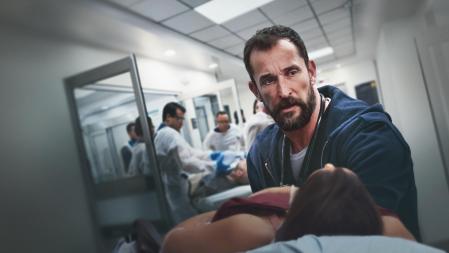 Noah Wyle ganó el Emmy al mejor actor dramático por la primera temporada.