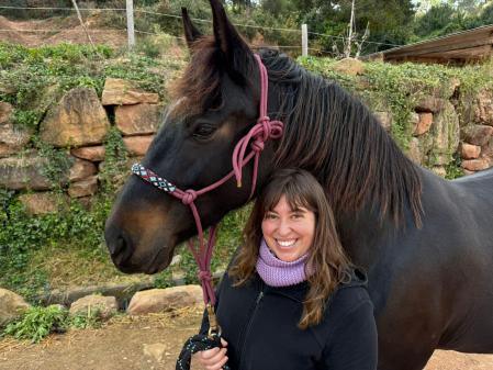 Adela Ramírez es, indudablemente, una fiel amante de los animales. Con tres perros, tres gatos y una yegua en su vida, ha aprendido el verdadero significado de la responsabilidad, ternura y constancia