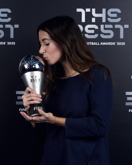 Aitana Bonmatí besa el trofeo del The Best