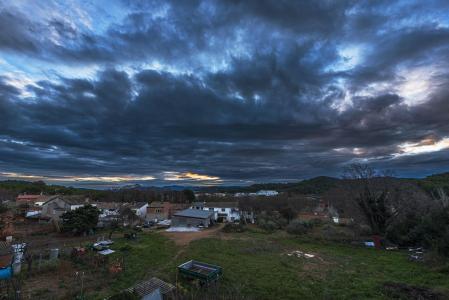 Una salida del sol tapada por las nubes.