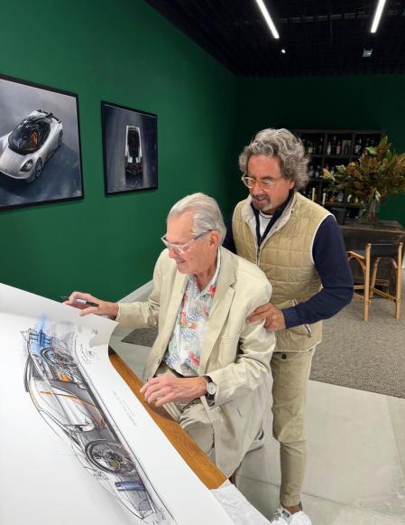 Gordon Murray en el nuevo centro de Barcelona, con Eduardo Costabal
