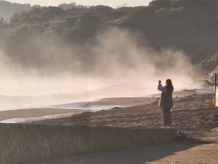 El mar humea en las playas de Empuries.