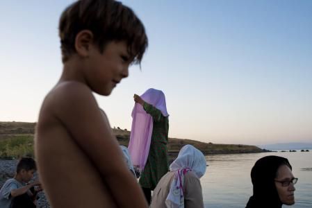 Lesbos. Las madres llevan a sus hijos al mar por la tarde en la isla griega, que sigue siendo una prisión a cielo abierto para miles de migrantes