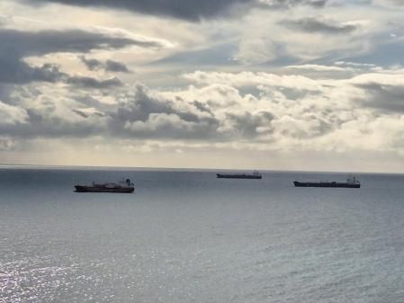 En espera de la entrada a puerto de Tarragona.