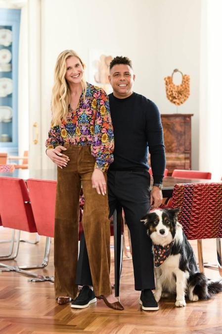 Celina lleva camisa y pantalón de Max Mara y zapatos de Alexandre Birman. Ronaldo, jersey y pantalón de Giorgio Armani y zapatos de Oficina Reserva