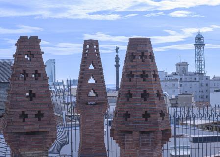 Las chimeneas del Palau Güell de Gaudí, Palau Güell, con el Hotel W, el monumento a Colón y la Torre Jaume I más allá.