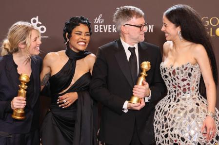 La productora Sara Murphy (izquierda), con las actrices Teyana Taylor y Chase Infiniti y el director Paul Thomas Anderson, tras recoger el premio para 'Una batalla tras otra' como mejor película