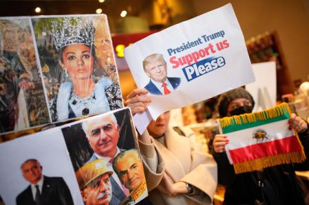 Manifestantes sostienen fotos de Reza Pahlavi durante una pequeña manifestación en Estambul el pasado domingo.&nbsp;