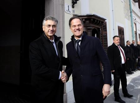 El primer ministro croata, Andrej Plenkovic, saluda al secretario general de la OTAN, Mark Rutte, este lunes en Zagreb<br>