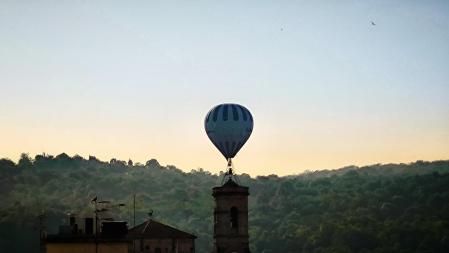 El globo alineado con el campanario de la basílica de Sant Esteve de Olot.
