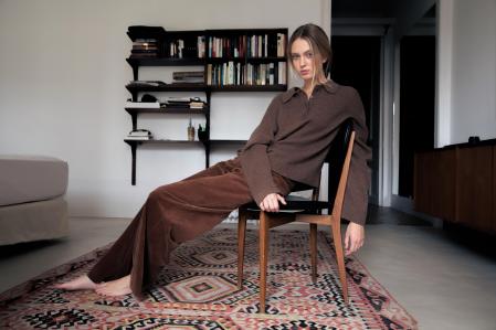 Una modelo con un estilismo de punto de Lebor Gabala de la colección de invierno