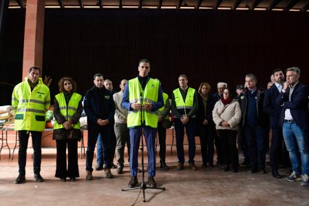 Varios representantes políticos, entre ellos Pedro Sánchez, Juan Manuel Moreno y Óscar Puente, comparecieron ante los medios