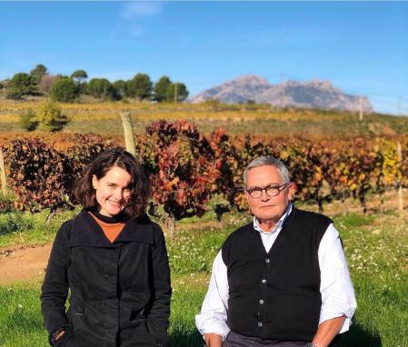 Anna Martí con su padre Siscu, junto a sus viñedos de Esparreguera 