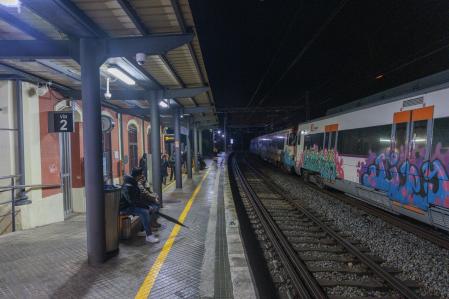 Trenes de Rodalies en la estación de Gelida, la más cercana al punto del accidente donde ha muerto un maquinista