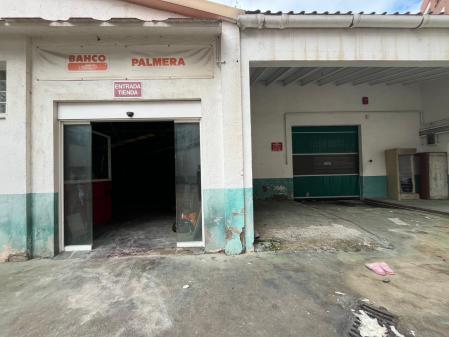 Entrada de la nave donde han asesinado a una mujer en l'Hospitalet 