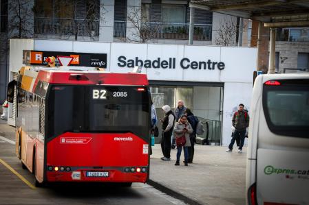 Estación de buses de Sabadell en pleno caos por los accidentes ferroviarios de Rodalies, Barcelona.
