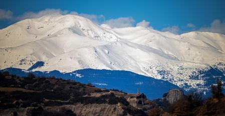 Postal blanca del Puigmal y, a la derecha, la Olla de Núria, todavía nevados.