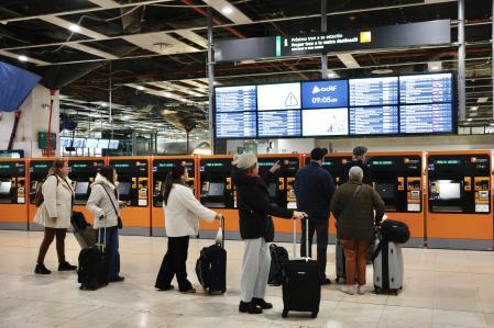 El vestíbulo de Sants, el lunes, patas arriba por las obras de modernización de la estación