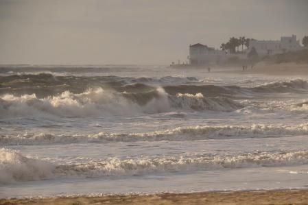 Oleaje en un día de lluvia y viento en la playa de Rota.