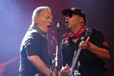 Bruce Springsteen y Tom Morello durante su reciente concierto en protesta contra la actuación del ICE en Minnesota
