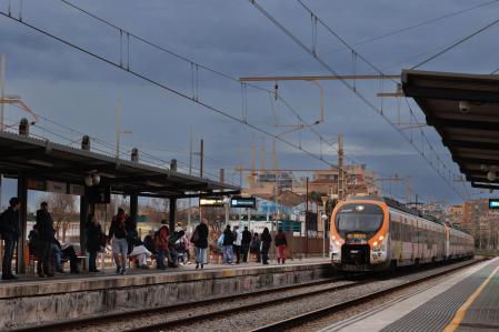 Ambiente en la estación de Badalona en una nueva jornada de retrasos en Rodalies