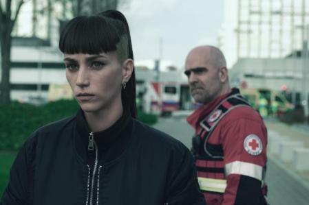 Claudia Salas es Julia y Luis Tosar es Salvador en la serie de Netflix