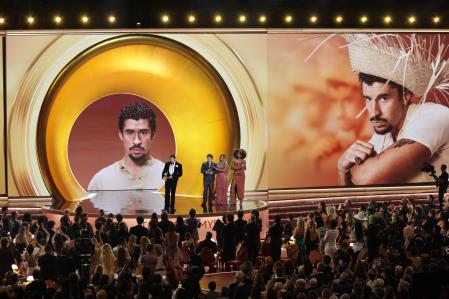 Bad Bunny recibe el Grammy al mejor álbum del año por 'Debí tirar más fotos'.&nbsp;