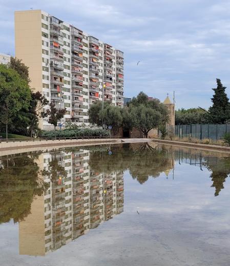 La ermita de Bellvitge desde el estanque cercano con reflejos en el agua.