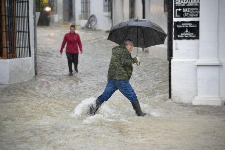 Imagen de vecinos de Grazalema (Cádiz) ese miércoles.&nbsp;