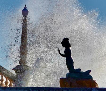 La Sirena de Pere Jou planta cara al oleaje.