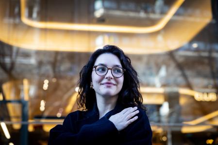 La actriz Sara Font, conocida por interpretar a Enora en la serie 'La Promesa', retratada en Barcelona