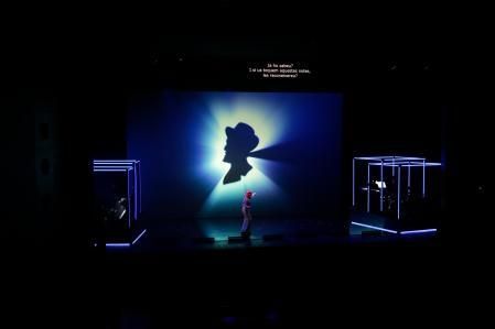 La escenografía, obra de Onionlab, eleva al espectador de la mano del diseño y la tecnología&nbsp;