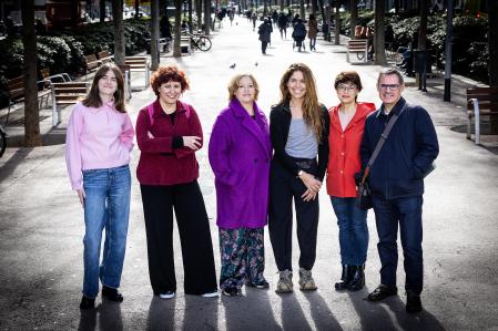 foto XAVIER CERVERA 16/01/2026 la seccion de opinion (marta ricart, gemma sardà, margarita puig, ainhoa) y participacion (toni ayala) posan para el suplemento especial de la vanguardia por su 145 aniversario