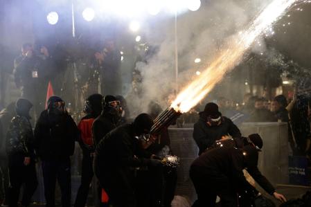 Manifestantes disparan con un lanzacohetes contra la oficina del primer Ministro y la policía, este martes en Tirana&nbsp;