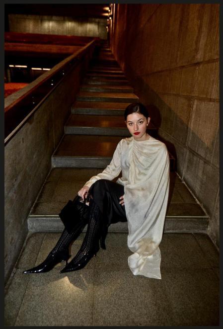 Blusa de seda bufanda larga KM by Lange, pendientes Moule, bolso satinado negro Loewe, falda negra de encaje Max Mara, zapatos negros lacados talón Ingorovka<br>