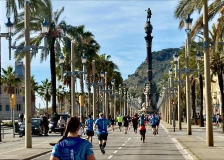 Participantes en la media maratón de Barcelona, siguiendo todos el mismo recorrido por el paseo de Colón.
