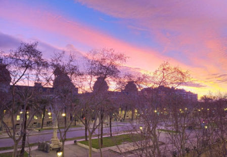Amanecer en el paseo Lluís Companys.
