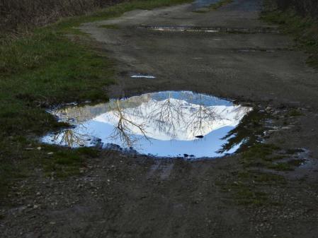 El Puigmal reflejado en un charco de agua.
