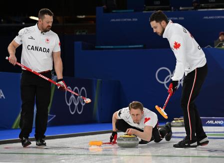 En el Curling una piedra de granito de 20kg es lanza con la máxima precisión posible para que se deslice y quede lo más cerca posible de la diana final 