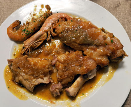 Plato de mar y montaña: pies de cerdo guisados con gambas en el Lluçanès.