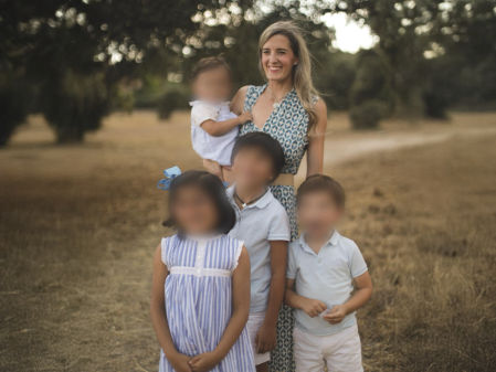 María Algueró junto a su familia en el campo (cedida)