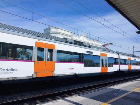 Falsa normalidad en la estación de tren de Cubelles, donde hemos normalizado que no se cumplan los servicios mínimos.