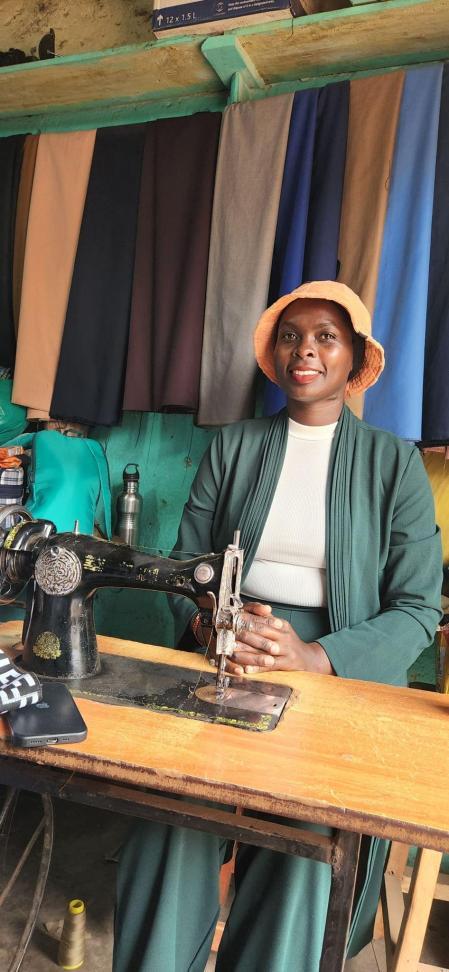 Shamia en el taller de costura.
