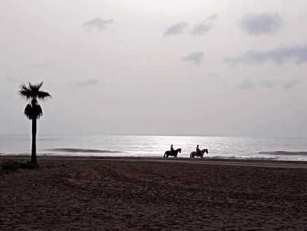 Paseo matutino a caballo en la playa de Torremolinos.