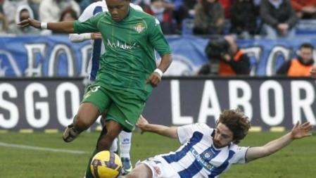 El defensa portugués del Betis Nélson Augusto (i) y el centrocampista del Recreativo de Huelva Sisinio González luchan por un balón durante el partido correspondiente a la vigésima jornada de liga en primera división disputado Recreativo de Huelva y Real Betis en el estadio Nuevo Colombino de Huelva